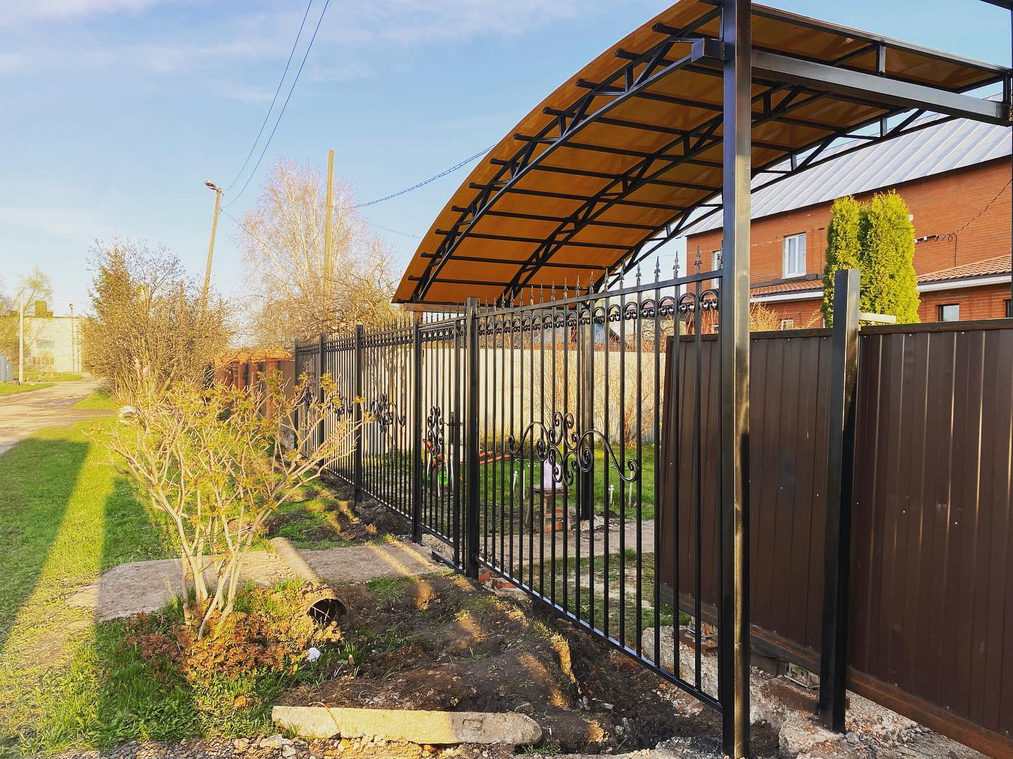 Как выбрать автонавес для семейной парковки в Лосино-Петровском, если один автомобиль выше и шире другого