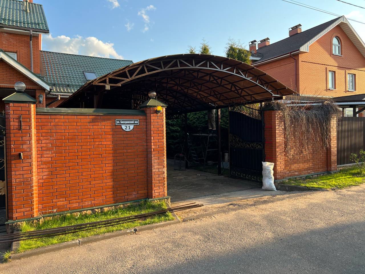 Пристроенный металлический навес