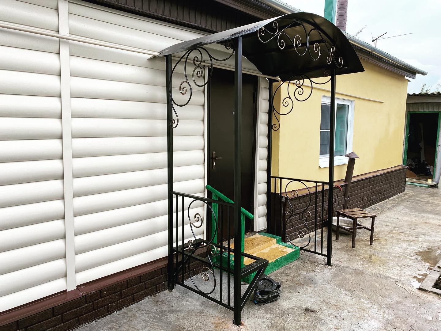 Какой материал для козырька дольше сохраняет внешний вид в Лосино-Петровском: стекло, поликарбонат или металл